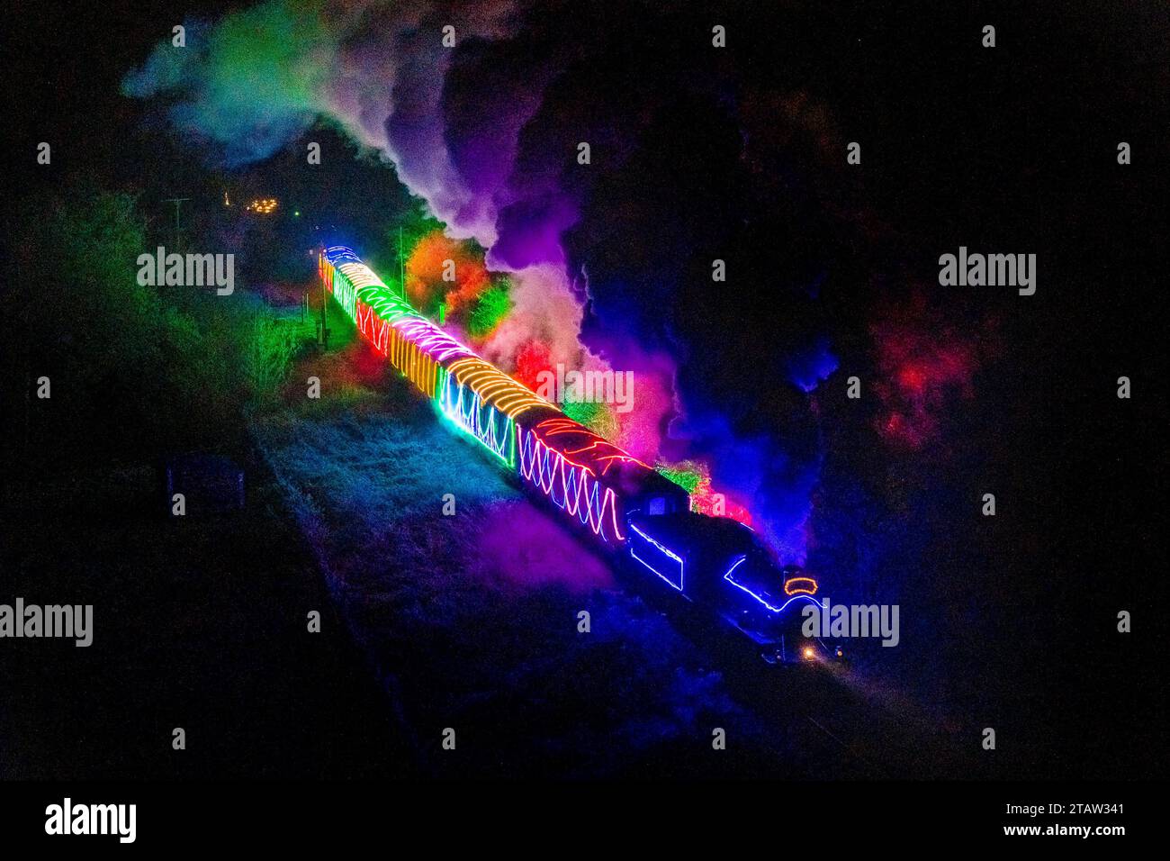 Bishops Lydeard, Somerset, Royaume-Uni. 2 décembre 2023. Les Winterlights illuminèrent le train du West Somerset Railway à Somerset lors de son voyage de retour entre Bishops Lydeard et Crowcombe Heathfield. Le train circule tous les vendredis et samedis soirs jusqu'au nouvel an. Crédit photo : Graham Hunt/Alamy Live News Banque D'Images