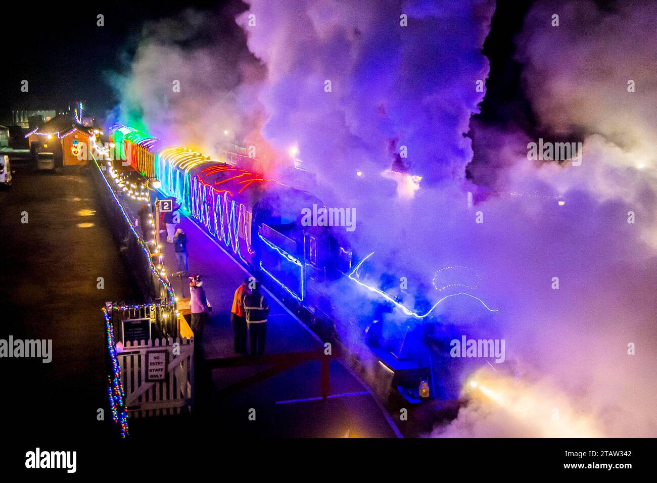 Bishops Lydeard, Somerset, Royaume-Uni. 2 décembre 2023. Le train illuminé Winterlights sur le West Somerset Railway à Somerset quitte la gare de Bishops Lydeard lors de son voyage de retour à Crowcombe Heathfield. Le train circule tous les vendredis et samedis soirs jusqu'au nouvel an. Crédit photo : Graham Hunt/Alamy Live News Banque D'Images
