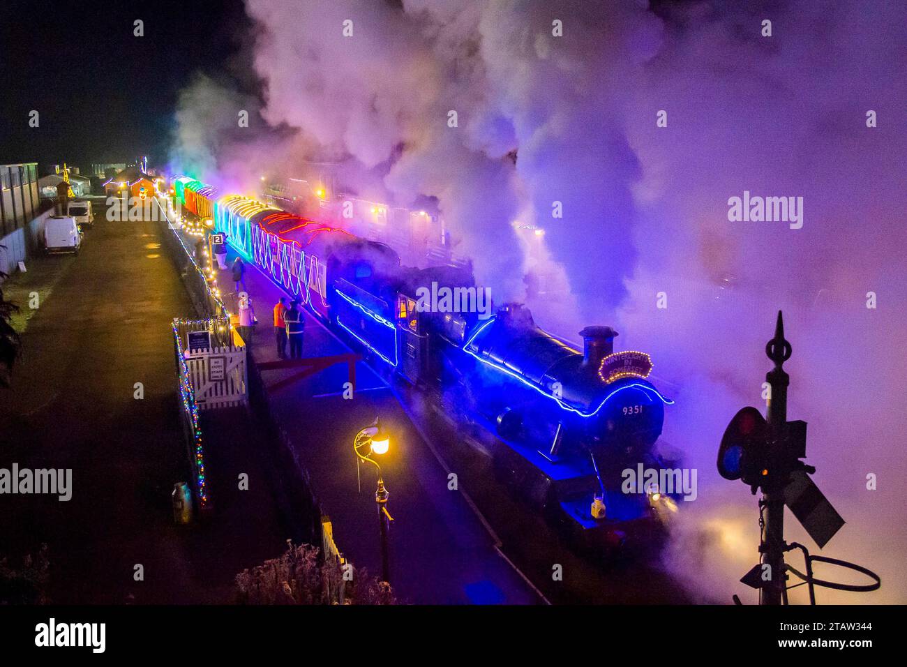 Bishops Lydeard, Somerset, Royaume-Uni. 2 décembre 2023. Le train illuminé Winterlights sur le West Somerset Railway à Somerset quitte la gare de Bishops Lydeard lors de son voyage de retour à Crowcombe Heathfield. Le train circule tous les vendredis et samedis soirs jusqu'au nouvel an. Crédit photo : Graham Hunt/Alamy Live News Banque D'Images
