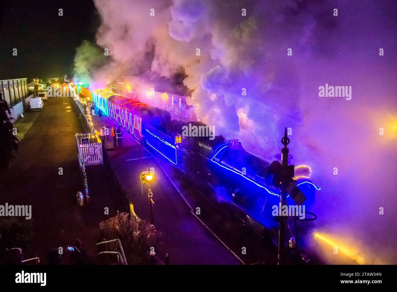Bishops Lydeard, Somerset, Royaume-Uni. 2 décembre 2023. Le train illuminé Winterlights sur le West Somerset Railway à Somerset quitte la gare de Bishops Lydeard lors de son voyage de retour à Crowcombe Heathfield. Le train circule tous les vendredis et samedis soirs jusqu'au nouvel an. Crédit photo : Graham Hunt/Alamy Live News Banque D'Images