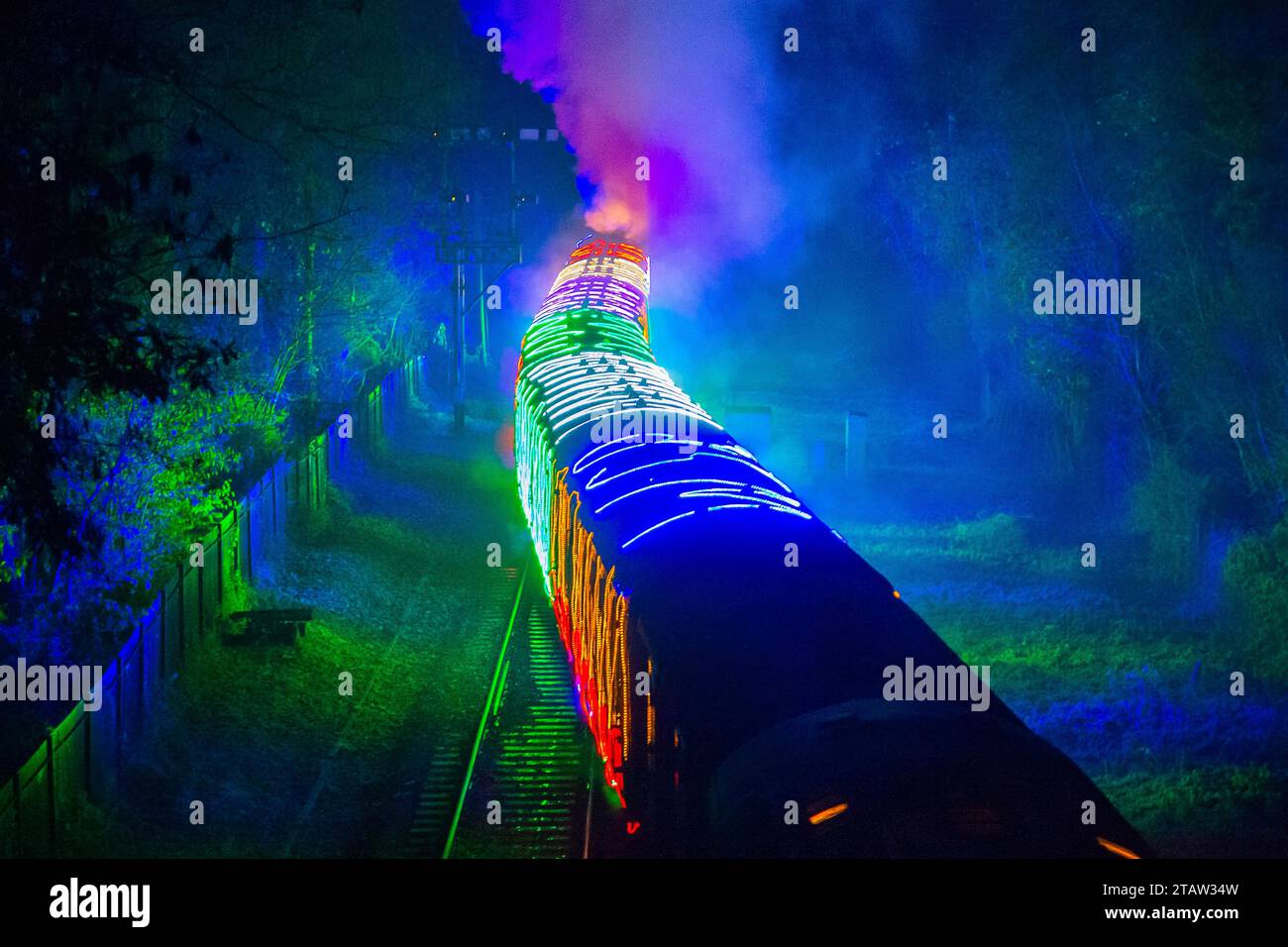 Bishops Lydeard, Somerset, Royaume-Uni. 2 décembre 2023. Le train illuminé Winterlights sur le West Somerset Railway à Somerset quitte la gare de Bishops Lydeard lors de son voyage de retour à Crowcombe Heathfield. Le train circule tous les vendredis et samedis soirs jusqu'au nouvel an. Crédit photo : Graham Hunt/Alamy Live News Banque D'Images