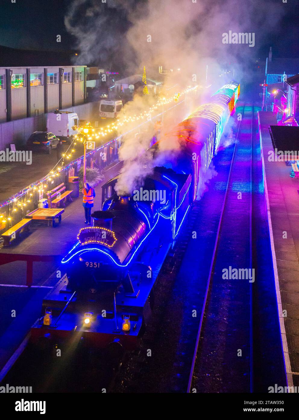 Bishops Lydeard, Somerset, Royaume-Uni. 2 décembre 2023. Les Winterlights éclairent le train sur le West Somerset Railway à Somerset à la gare Bishops Lydeard avant son voyage de retour à Crowcombe Heathfield. Le train circule tous les vendredis et samedis soirs jusqu'au nouvel an. Crédit photo : Graham Hunt/Alamy Live News Banque D'Images