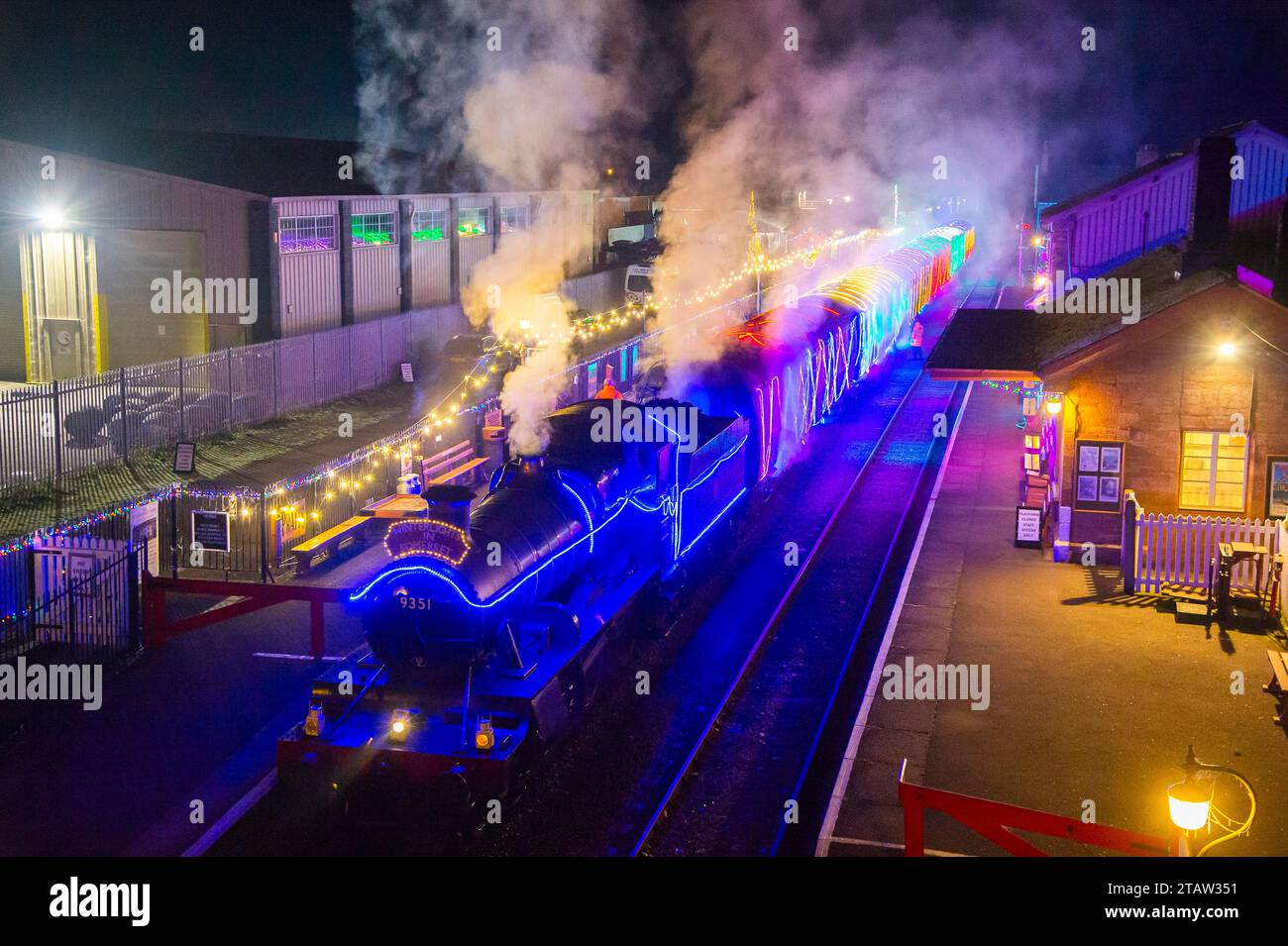 Bishops Lydeard, Somerset, Royaume-Uni. 2 décembre 2023. Les Winterlights éclairent le train sur le West Somerset Railway à Somerset à la gare Bishops Lydeard avant son voyage de retour à Crowcombe Heathfield. Le train circule tous les vendredis et samedis soirs jusqu'au nouvel an. Crédit photo : Graham Hunt/Alamy Live News Banque D'Images