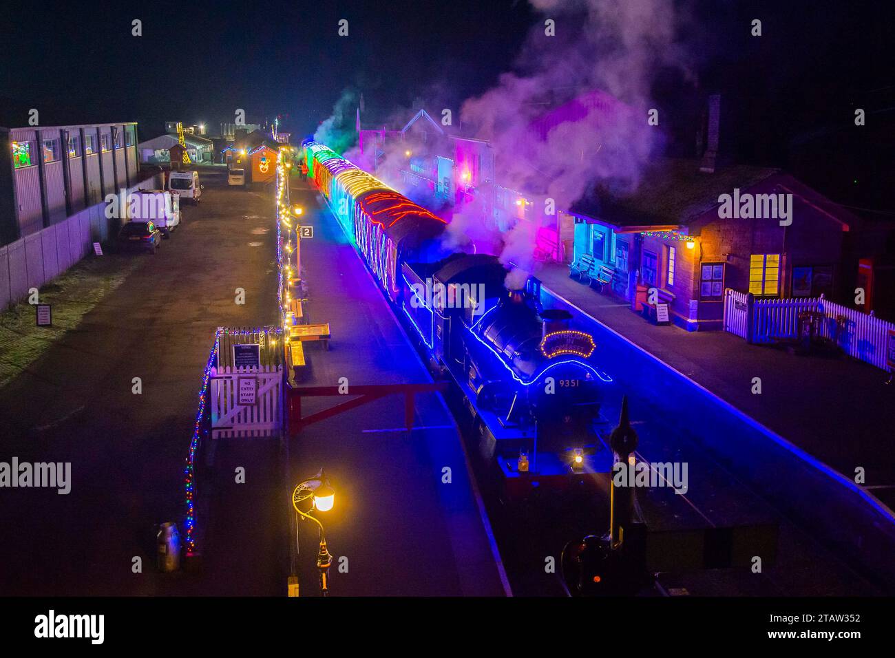 Bishops Lydeard, Somerset, Royaume-Uni. 2 décembre 2023. Les Winterlights éclairent le train sur le West Somerset Railway à Somerset à la gare Bishops Lydeard avant son voyage de retour à Crowcombe Heathfield. Le train circule tous les vendredis et samedis soirs jusqu'au nouvel an. Crédit photo : Graham Hunt/Alamy Live News Banque D'Images