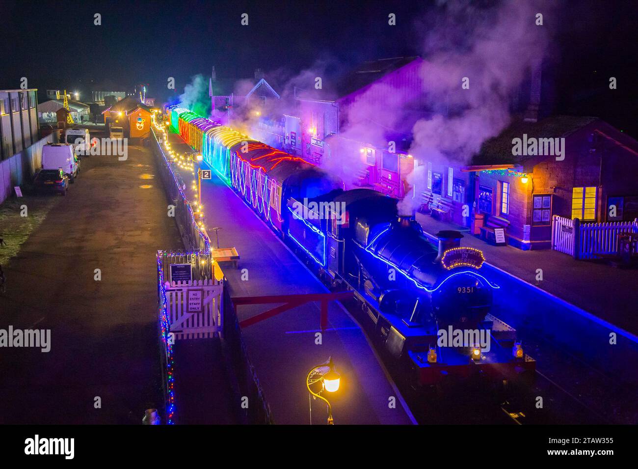 Bishops Lydeard, Somerset, Royaume-Uni. 2 décembre 2023. Les Winterlights éclairent le train sur le West Somerset Railway à Somerset à la gare Bishops Lydeard avant son voyage de retour à Crowcombe Heathfield. Le train circule tous les vendredis et samedis soirs jusqu'au nouvel an. Crédit photo : Graham Hunt/Alamy Live News Banque D'Images