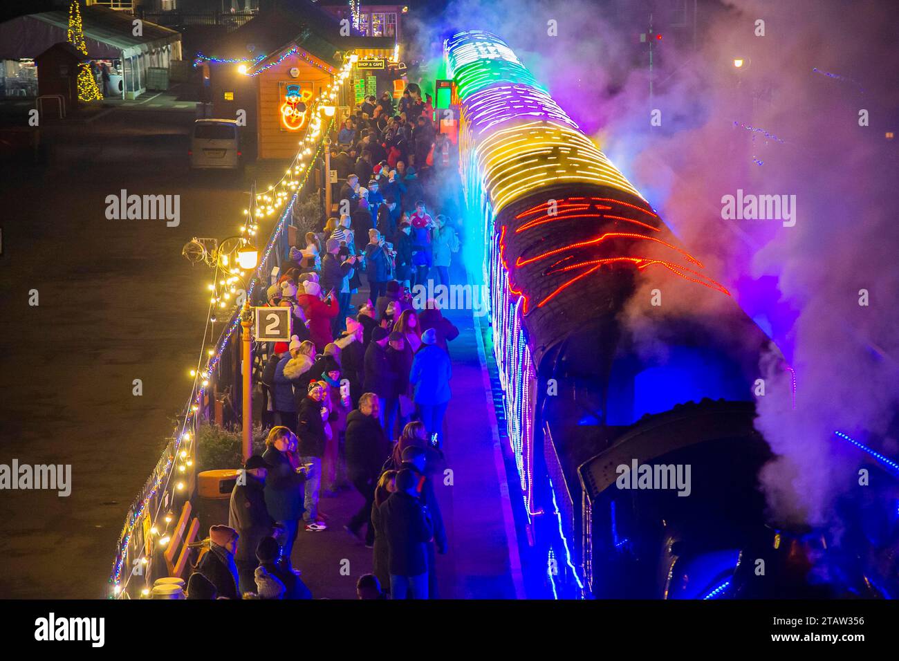 Bishops Lydeard, Somerset, Royaume-Uni. 2 décembre 2023. Les passagers embarquent sur la plate-forme alors qu'ils montent à bord du train illuminé Winterlights sur le West Somerset Railway à Somerset à la gare de Bishops Lydeard avant son voyage de retour à Crowcombe Heathfield. Le train circule tous les vendredis et samedis soirs jusqu'au nouvel an. Crédit photo : Graham Hunt/Alamy Live News Banque D'Images