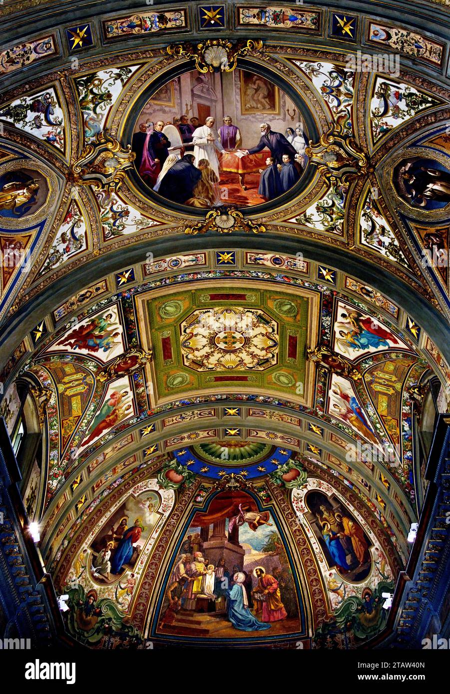 Voûte intérieure décorée dans le sanctuaire pontifical de la Sainte