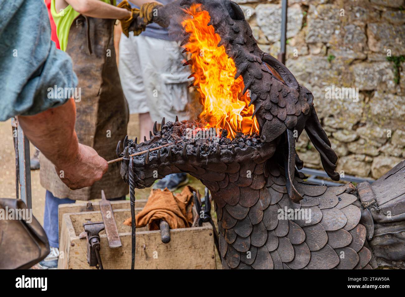 Démonstration de forge dans une forge en forme de tête de dragon pendant la fête médiévale au château de Bonaguil, France Banque D'Images