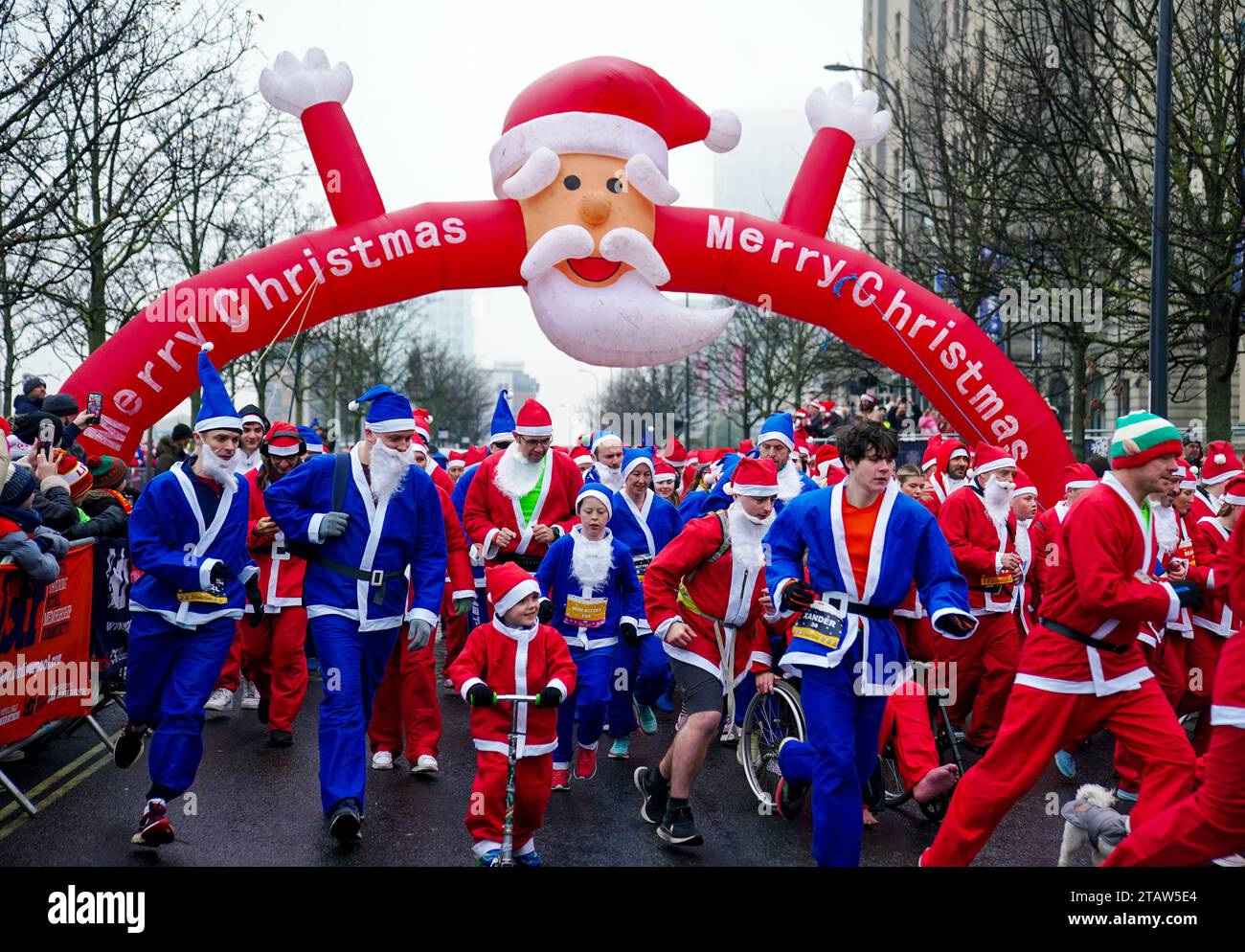 Participants au Liverpool Santa Dash à Liverpool en aide à l'hôpital pour enfants Alder Hey. Date de la photo : dimanche 3 décembre 2023. Banque D'Images