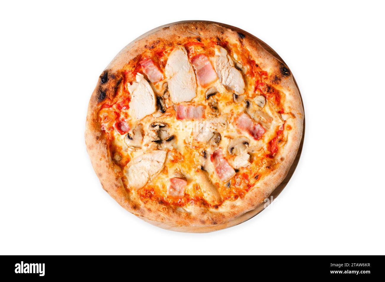 Pizza au poulet, au bacon, aux champignons sur une planche de bois sur fond blanc isolée, Pizza cuite au four en pierre Banque D'Images