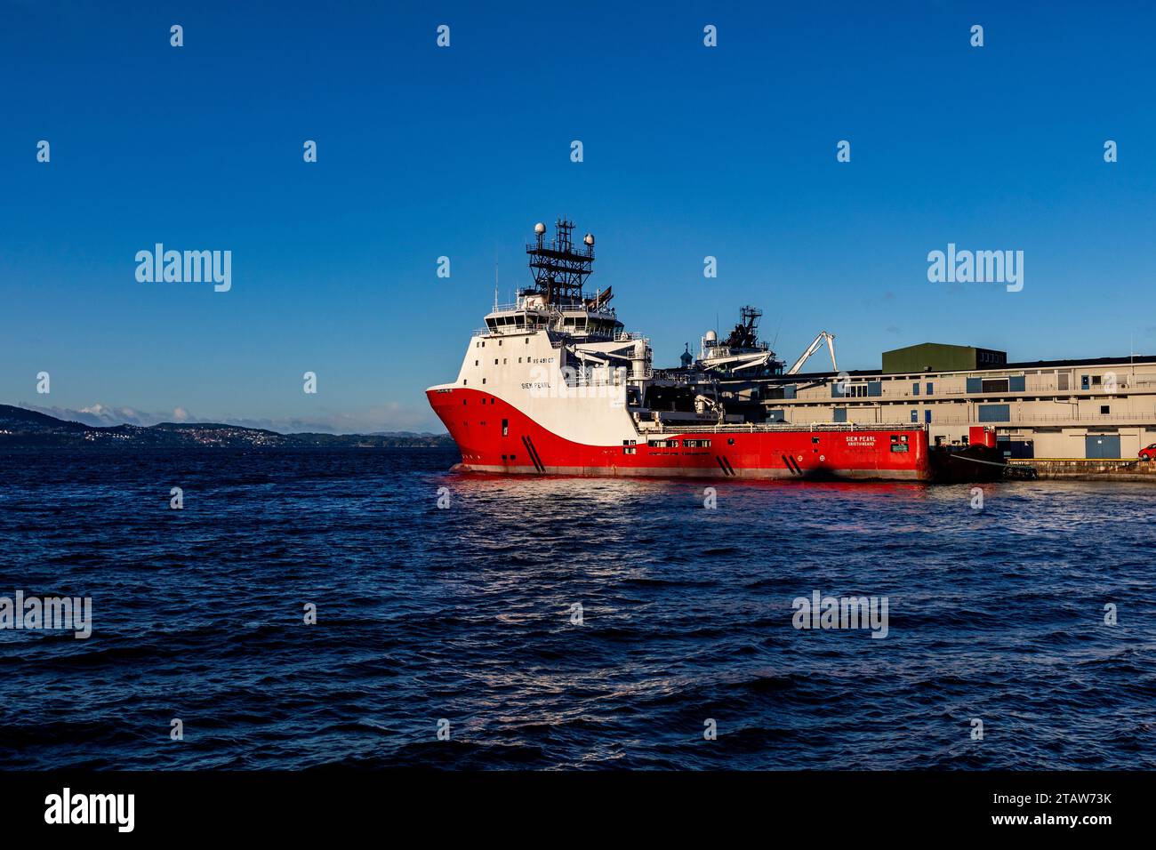 Navire ravitailleur en remorqueur offshore AHTS, Siem Pearl, au quai de Skoltegrunnskaien dans le port de Bergen, Norvège. Banque D'Images