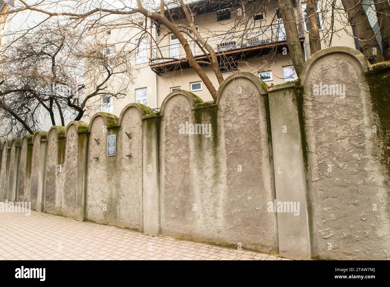 Cracovie, Pologne - 7 mars 2023 : fragment du mur du ghetto juif de Cracovie, Pologne. Les murs du ghetto ont été construits dans le style de tombes juives symbolisant Banque D'Images
