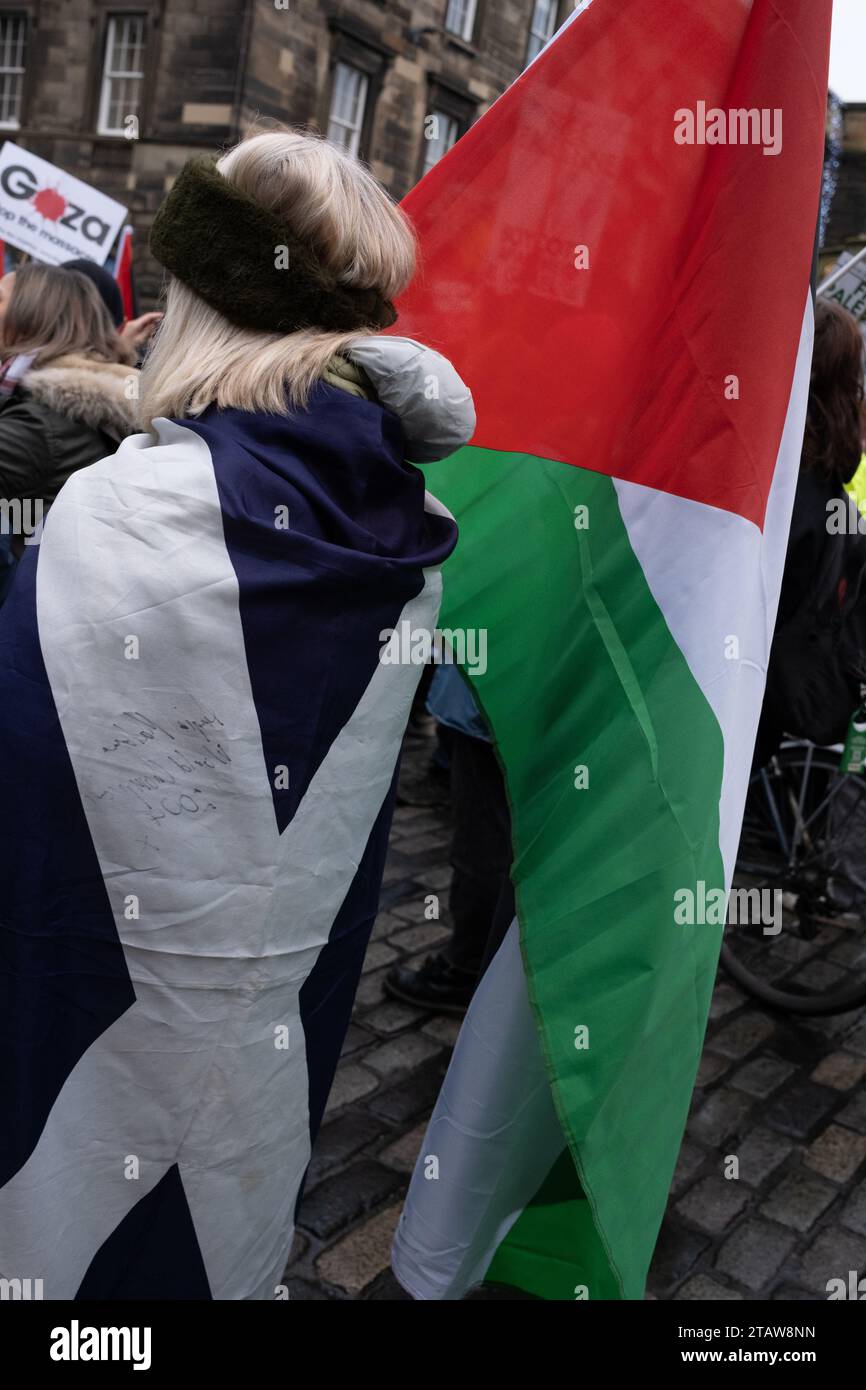 marche « cessez-le-feu maintenant » en soutien à Gaza et à la Palestine au moment de la guerre avec Israël, à Édimbourg, en Écosse, le 2 décembre 2023. Banque D'Images