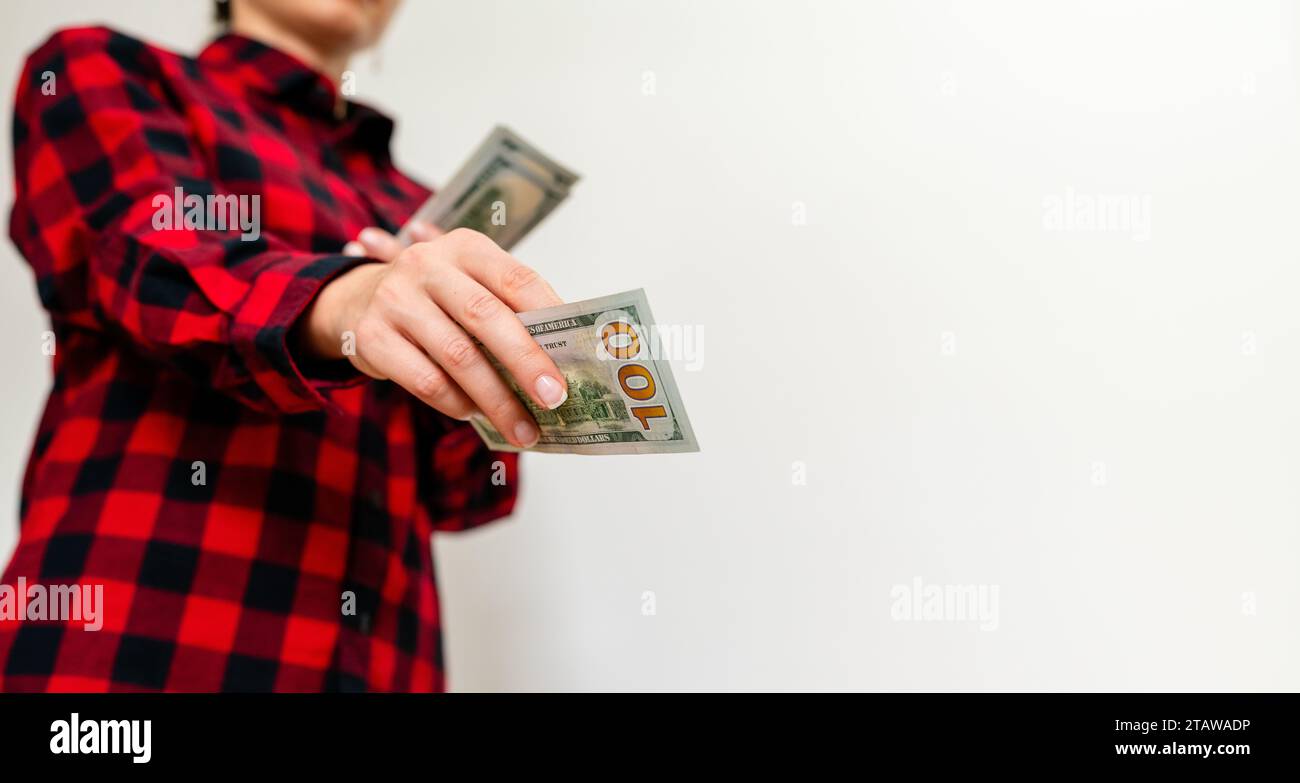 La femme donne cent dollars de billet. Banque D'Images