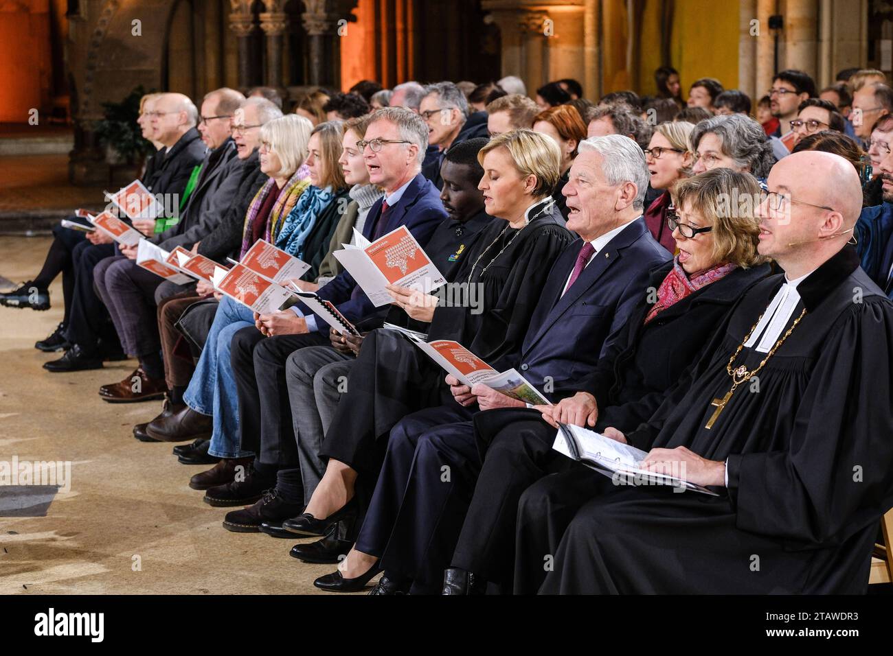 Brot fuer die Welt eroeffnet seine bundesweite Spendenaktion am 1. Avent 3. Dezember 2023 à Leipzig. Unter dem Motto Wandel saeen startet die 65. Aktion mit einem Gottesdienst in der Peterskirche. Im Foto vom 03.12.2023 : 9.v.l.n.r Hans Ulrich Anke, Praesident des Kirchenamtes der EKD, Peter Nyorsok, Direktor Anglican Development Services North Rift Region Kenia, Dr. Dagmar Pruin, Praesidentin Brot fuer die Welt, Joachim Gauck, Bundespraesident a.D., partenaire sennin Daniela Schadt und Tobias Bilz r, Landesbischof der EV.-Luth. Landeskirche Sachsens. Siehe epd-Meldung vom 03.12.2023 ÉDITORIAL Banque D'Images