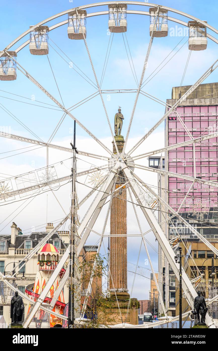 Grande roue de Noël sur George Square, Glasgow, Écosse, Royaume-Uni, Europe Banque D'Images