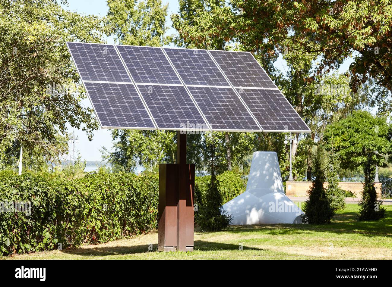 Panneaux solaires dans le parc public. Panneau solaire, photovoltaïque, source alternative d'électricité Banque D'Images