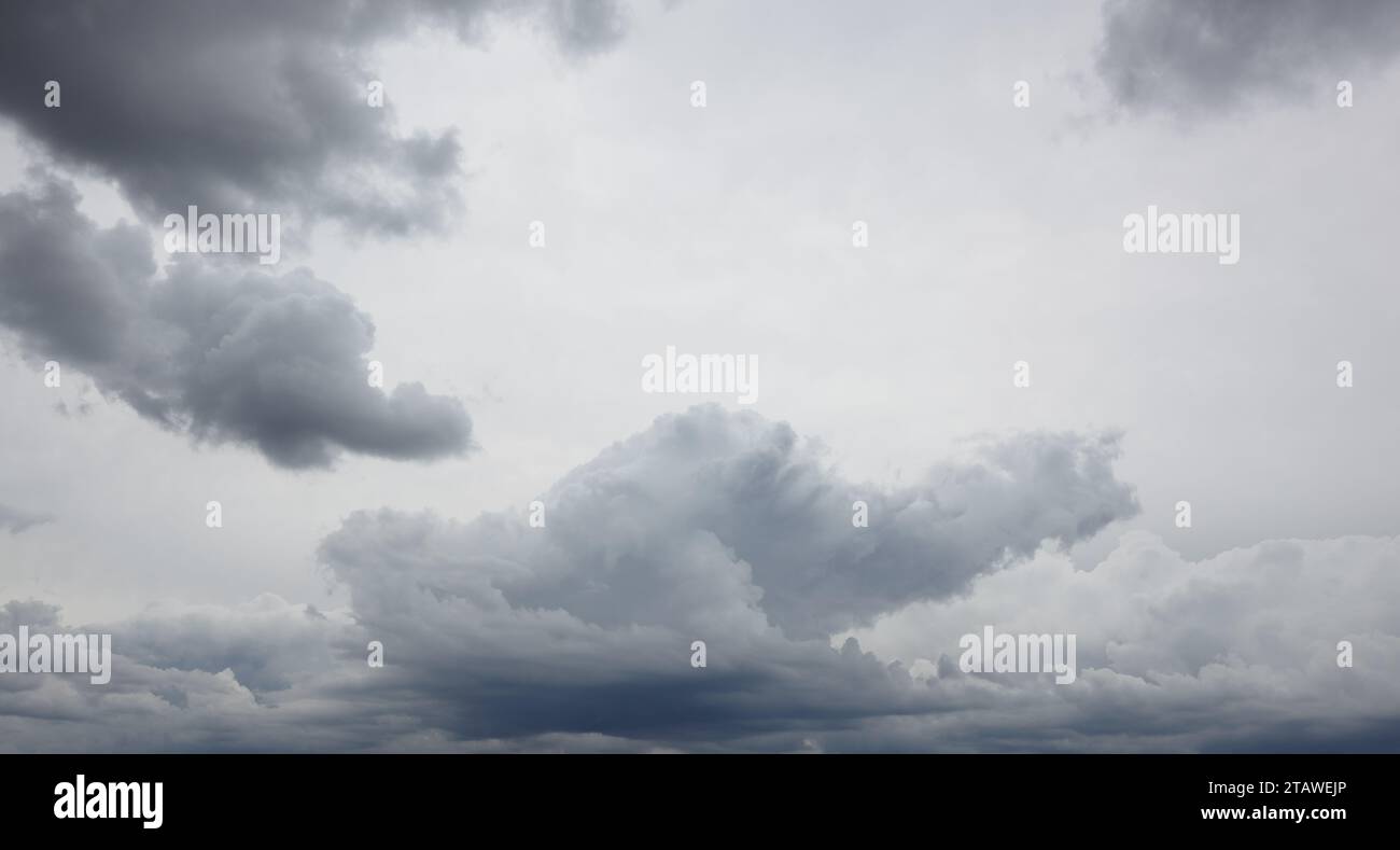 Photo panoramique de nuages sombres dramatiques avant la pluie. Beau paysage nuageux au-dessus de l'horizon, ciel Banque D'Images