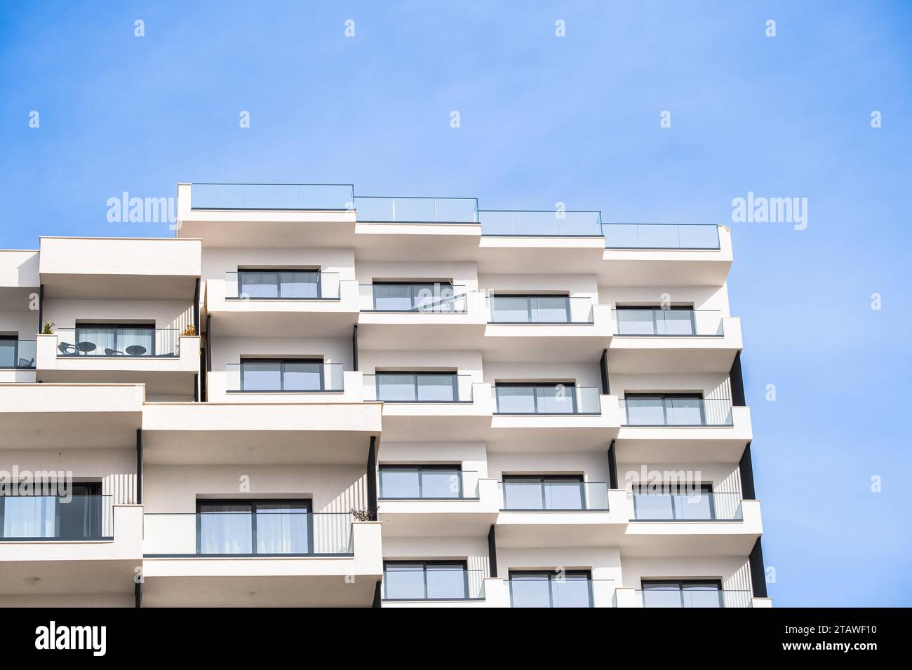 Immeuble d'appartements de luxe moderne avec balcons. Maison d'appartements multifamiliale moderne. Condominium et immeuble d'appartements Banque D'Images