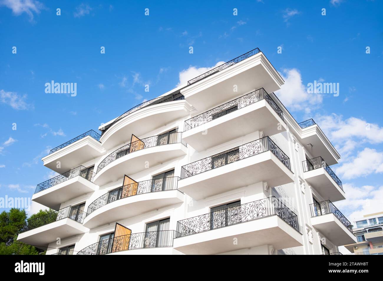 Immeuble d'appartements de luxe moderne avec balcons. Maison d'appartements multifamiliale moderne. Condominium et immeuble d'appartements Banque D'Images
