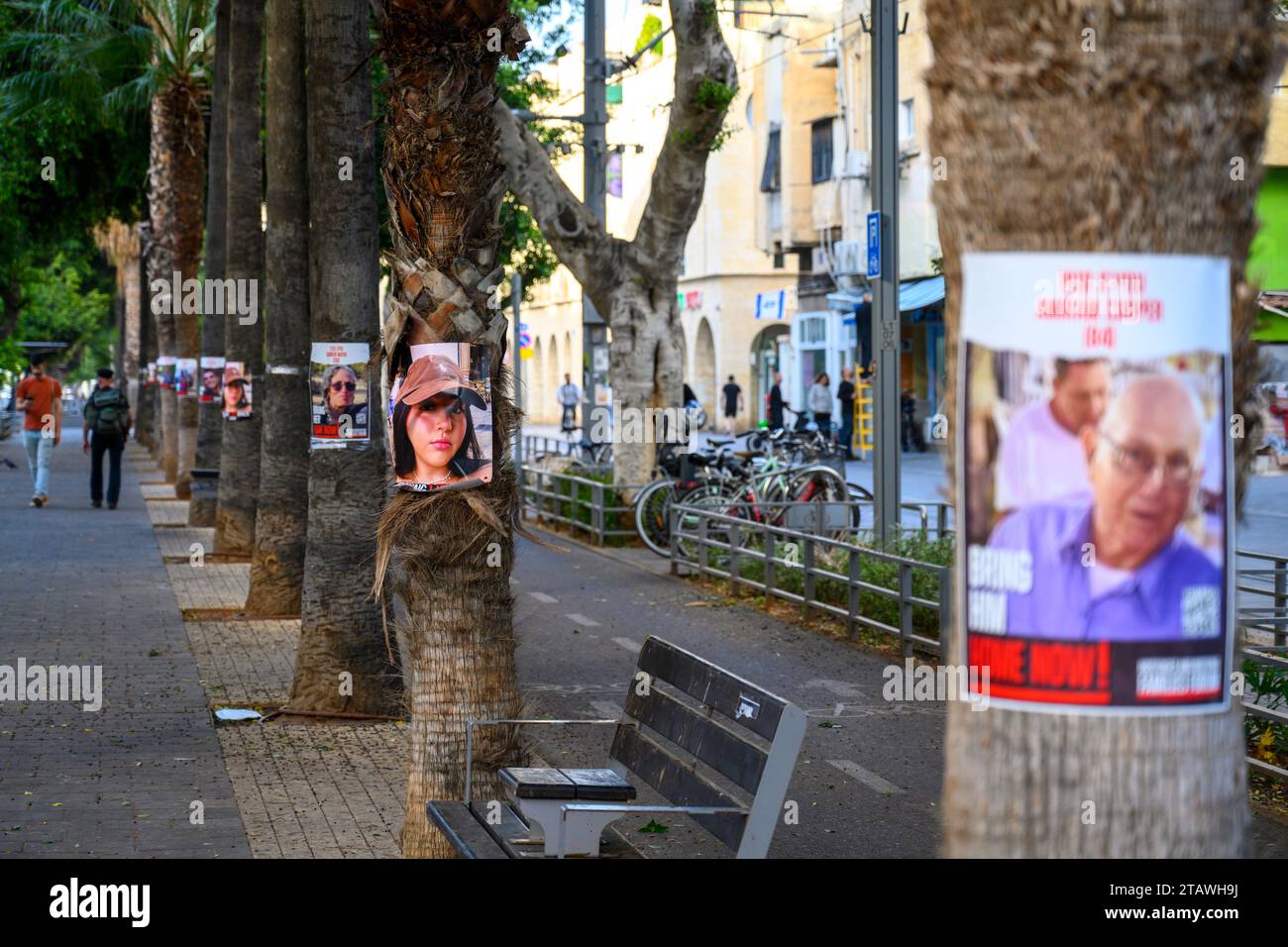 Des affiches avec des portraits de civils israéliens enlevés sont accrochées sur des arbres sur Jerusalem Boulevard, Jaffa, tel Aviv, Israël en soutien aux hommes femmes et enfants retenus en otage par le Hamas à Gaza depuis octobre 7 2023 Banque D'Images