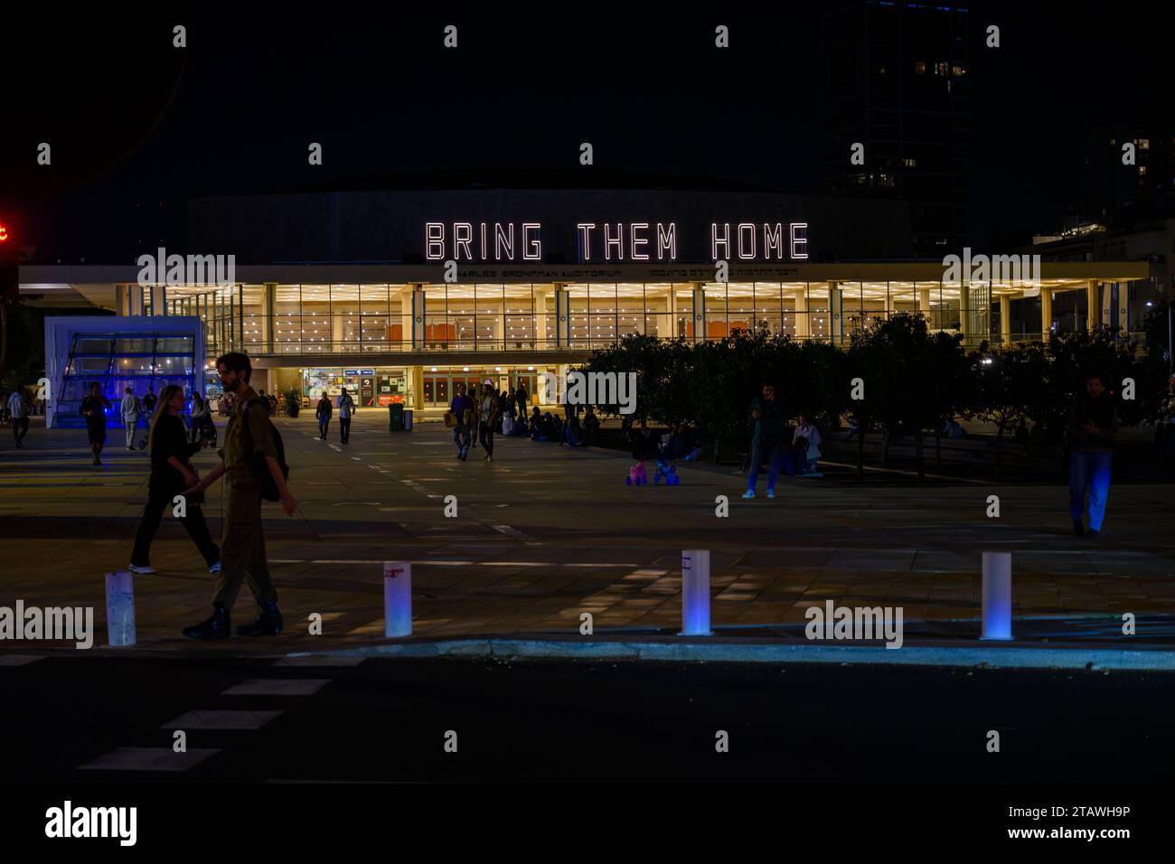 Panneau illuminé « Bring Them Home » sur le toit de l'auditorium Charles Bronfman (jusqu'en mai 2013, il a été nommé Fredric R Mann Auditorium), maison de l'orchestre symphonique d'Israël. Cultural Plaza, tel Aviv, Israël, Banque D'Images Panneau illuminé « Bring Them Home » sur le toit de l'auditorium Charles Bronfman (jusqu'en mai 2013, il a été nommé Fredric R Mann Auditorium), maison de l'orchestre symphonique d'Israël. Cultural Plaza, tel Aviv, Israël, Banque D'Images