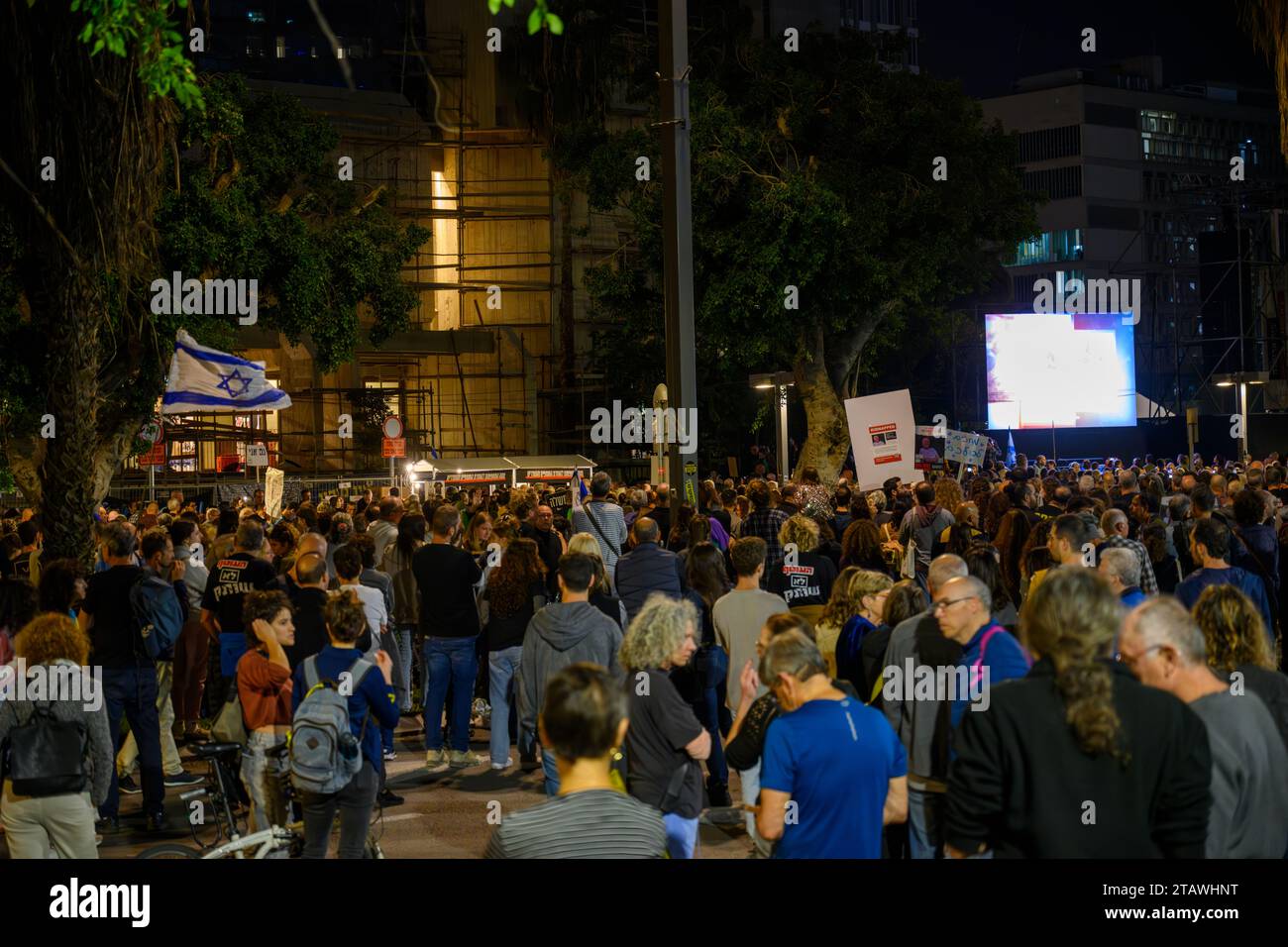 Tel Aviv, Israël, 2 décembre 2023 des milliers d'Israéliens se rassemblent sur la place des abductés pour soutenir tout pour les ramener chez eux Banque D'Images Tel Aviv, Israël, 2 décembre 2023 des milliers d'Israéliens se rassemblent sur la place des abductés pour soutenir tout pour les ramener chez eux Banque D'Images