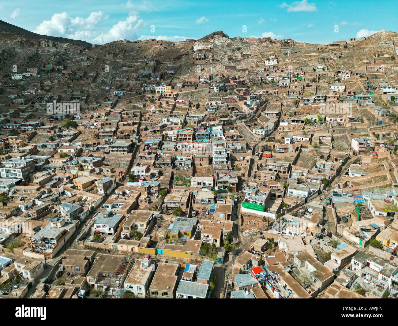 Vue aérienne de la ville de Kaboul, avec les bâtiments de la ville de Kaboul et un bâtiment au sommet d'une colline. Banque D'Images