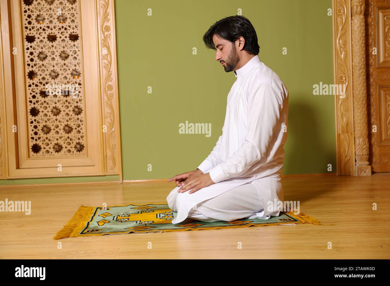 Jeune homme musulman priant, prière islamique, prière homme. Banque D'Images