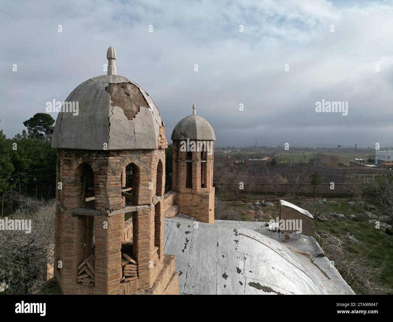 Vue aérienne d'une mosquée islamique située au milieu d'un village verdoyant. Banque D'Images