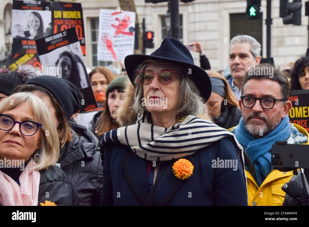 Londres, Royaume-Uni. 3 décembre 2023. L'actrice Dame Maureen Lipman participe à la manifestation. Des femmes, dont beaucoup ont la bouche tapée, se sont rassemblées devant Downing Street pour protester contre le silence d’ONU femmes sur la brutalité infligée par le Hamas aux femmes et aux filles lors de leur attaque du 7 octobre. Crédit : Vuk Valcic/Alamy Live News Banque D'Images