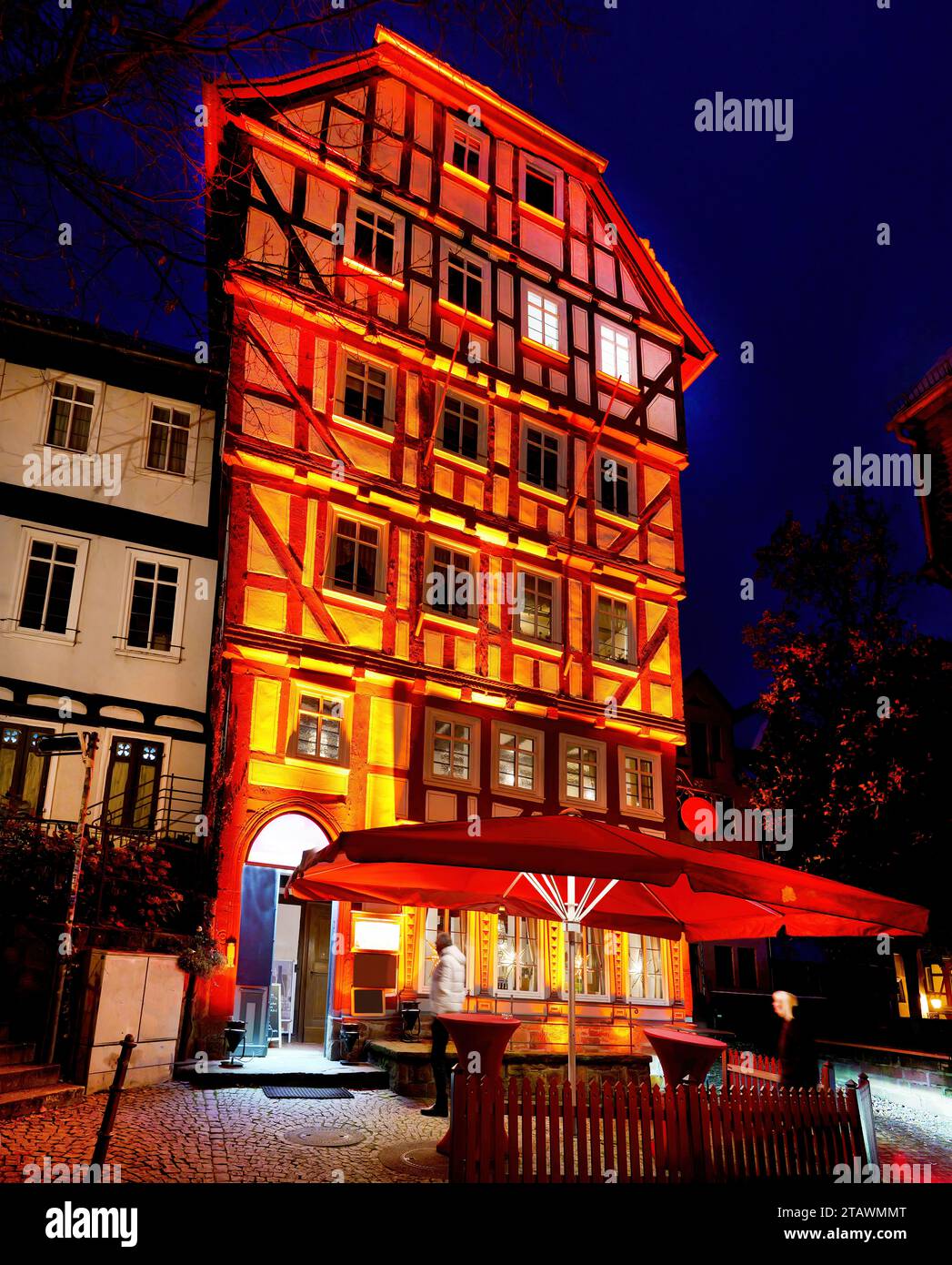 Marburg, belles maisons illuminées pendant le marché de noël Banque D'Images