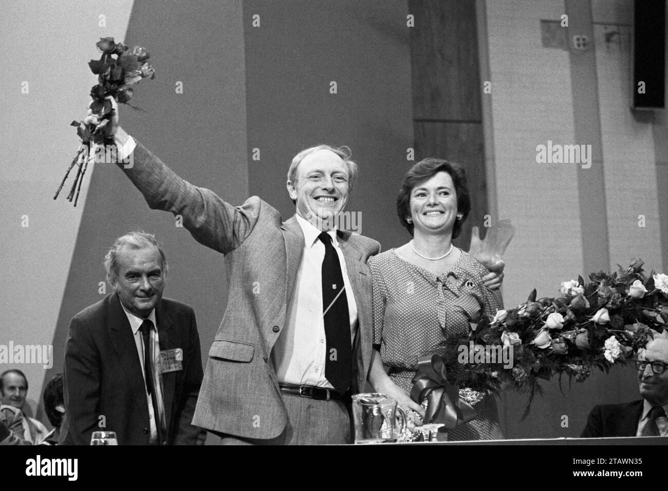 Photo de dossier datée du 02/11/83 de Neil Kinnock avec sa femme Glenys, reconnaissant les applaudissements qui ont accueilli l'annonce de sa victoire aux élections à la direction du Parti travailliste à Brighton. La baronne Glenys Kinnock de Holyhead, ancienne ministre, députée européenne et épouse de l'ancien dirigeant travailliste Lord Kinnock, est morte paisiblement dans son sommeil dimanche, a déclaré sa famille dans un communiqué. Date d'émission : dimanche 3 décembre 2023. Banque D'Images