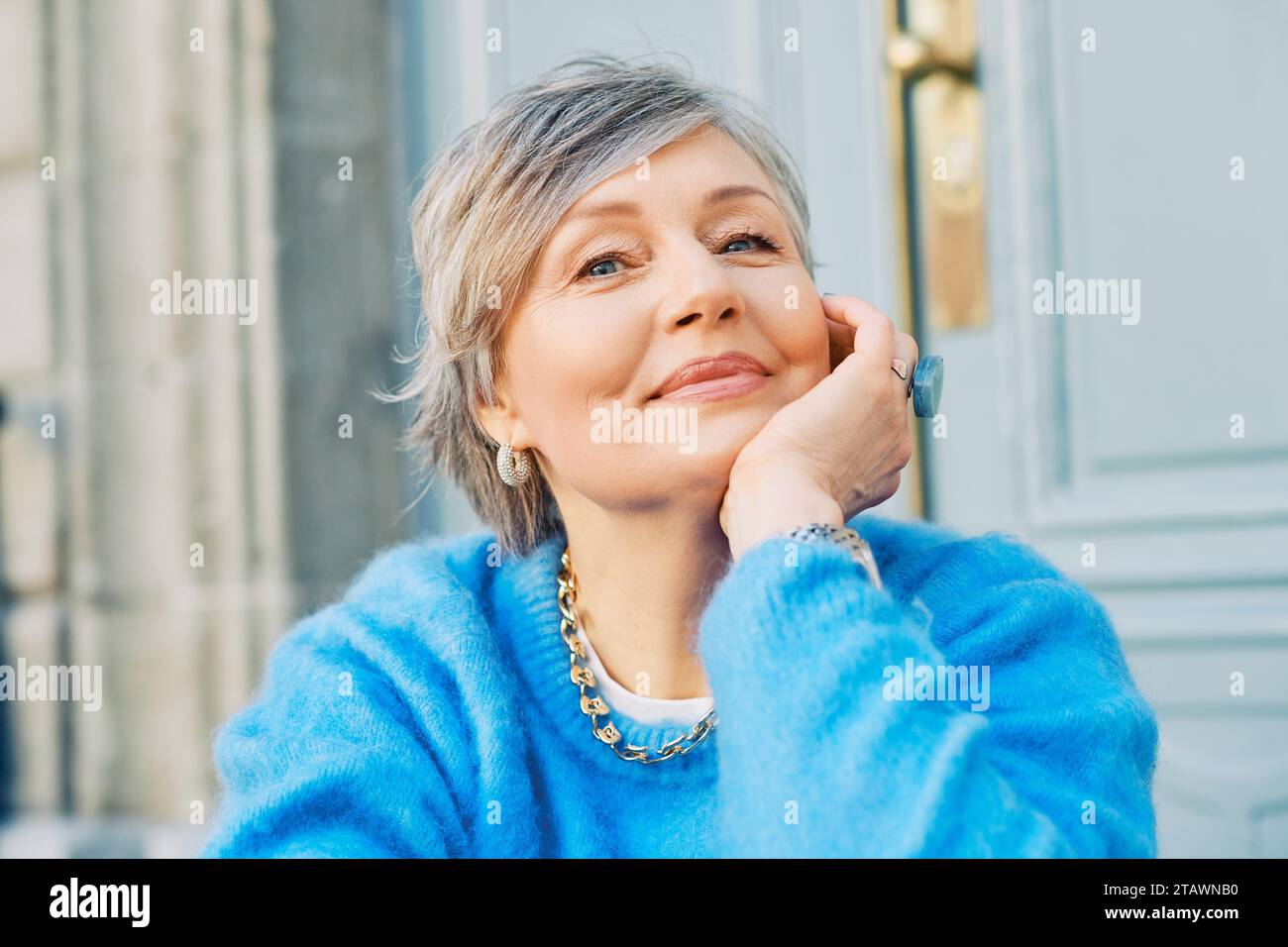 Portrait en plein air de belle femme de 55 60 ans portant un pull bleu Photo Stock Alamy