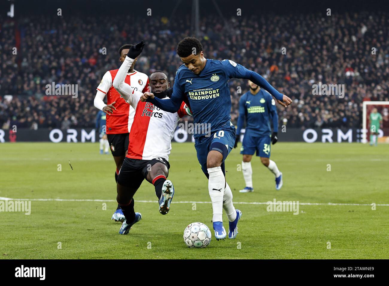 ROTTERDAM - (de gauche à droite) Lutsharel Geertruida de Feyenoord, Malik Tillman du PSV Eindhoven lors du match néerlandais d'Eredivisie entre Feyenoord et PSV au Feyenoord Stadion de Kuip le 3 décembre 2023 à Rotterdam, pays-Bas. ANP MAURICE VAN STEEN Banque D'Images