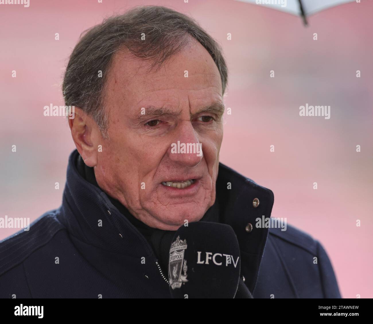 Liverpool, Royaume-Uni. 03 décembre 2023. Kenny Dalglish l'ancien joueur de Liverpool donne une interview avant le match de Premier League Liverpool vs Fulham à Anfield, Liverpool, Royaume-Uni, le 3 décembre 2023 (photo de Mark Cosgrove/News Images) à Liverpool, Royaume-Uni le 12/3/2023. (Photo de Mark Cosgrove/News Images/Sipa USA) crédit : SIPA USA/Alamy Live News Banque D'Images