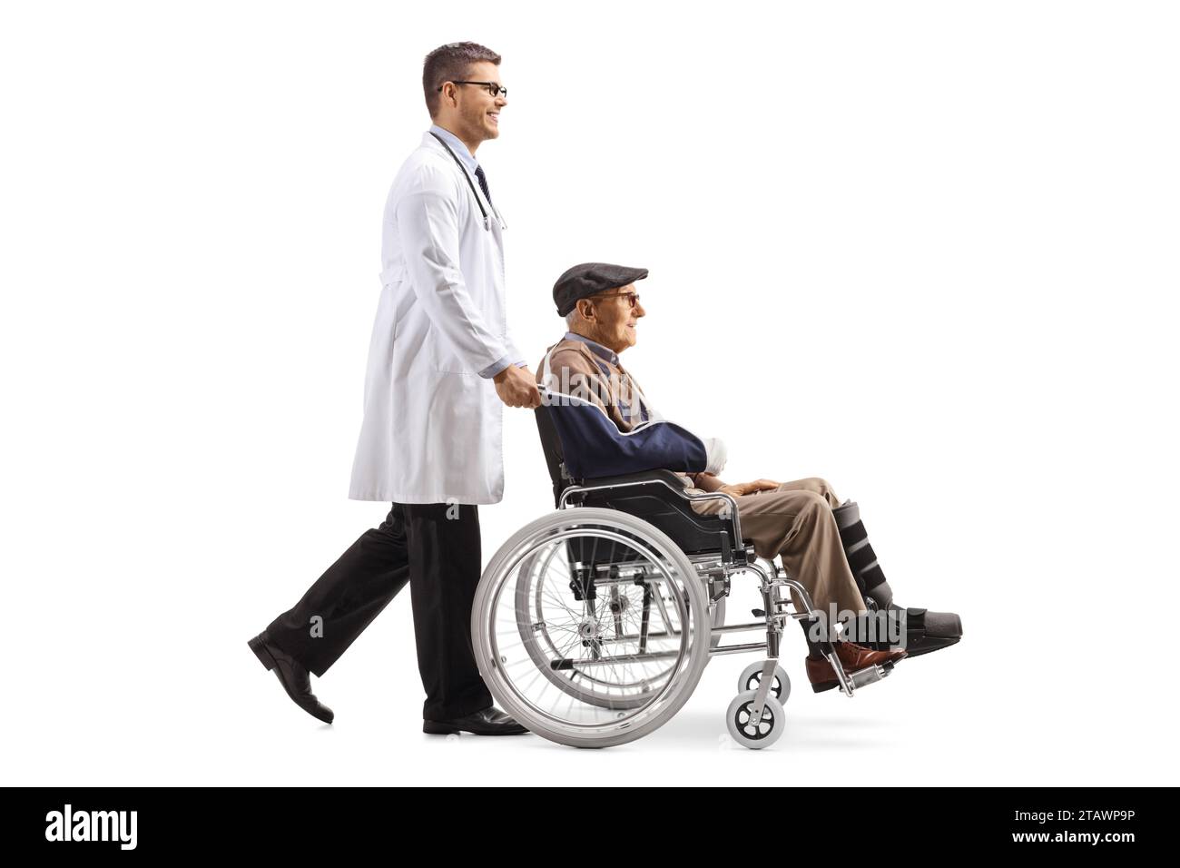 Docteur poussant un homme âgé blessé dans un fauteuil roulant isolé sur fond blanc Banque D'Images