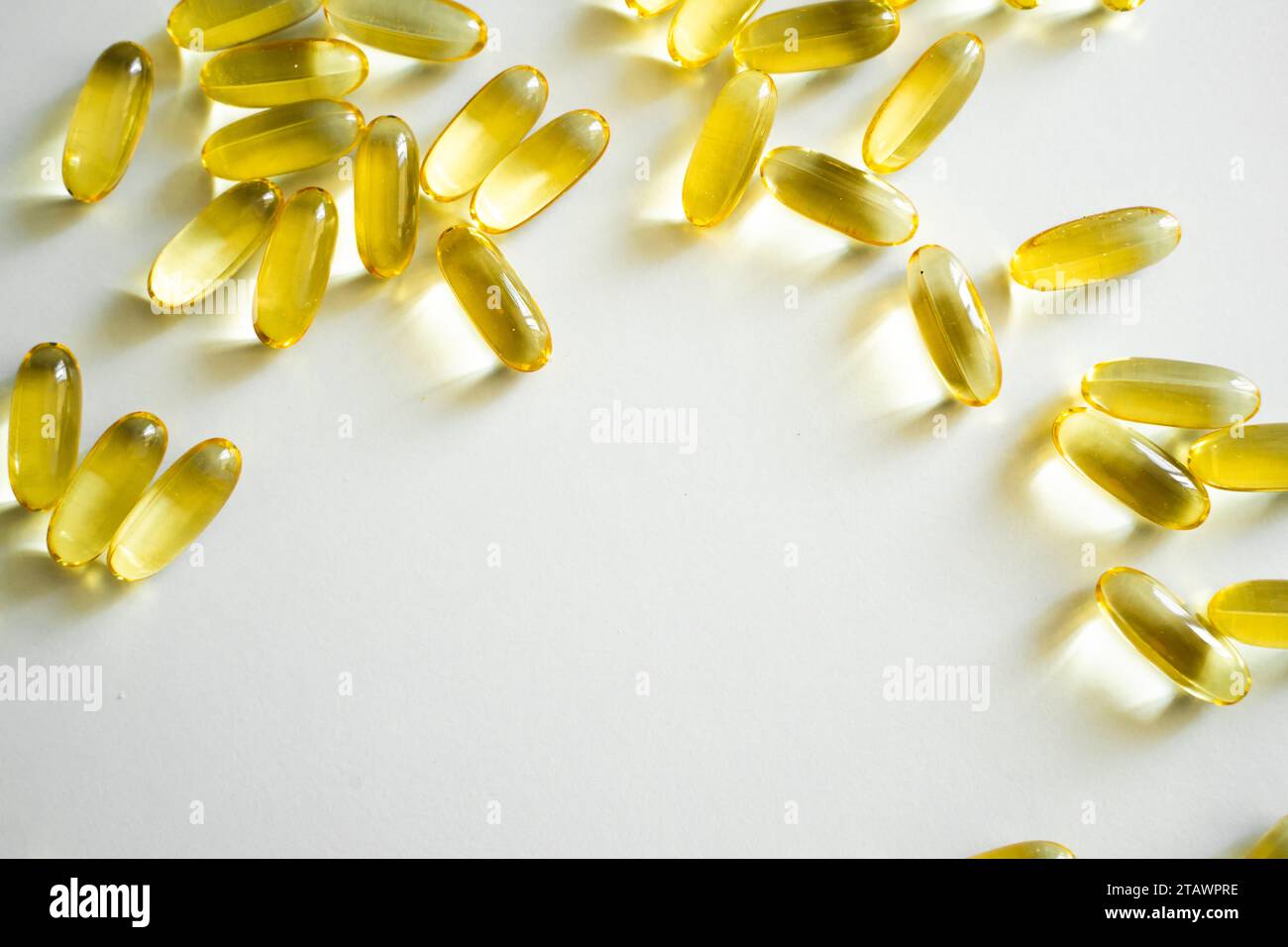 Compléments alimentaires, pilules d'huile de poisson oméga-3 sur fond blanc espace copie Banque D'Images