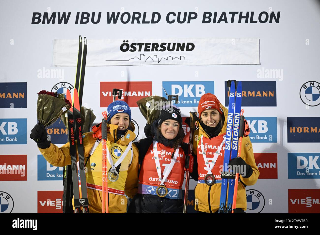 Lou Jeanmonnot, France, (au centre) gagne devant Franziska Preuss, Allemagne, deuxième place (à gauche) et Vanessa Voigt, Allemagne, troisième place (à droite) dans la poursuite féminine de 10 km à la Coupe du monde de biathlon au stade de ski Östersund à Ostersund, Suède, le 03 décembre 2023.photo : Pontus Lundahl / TT / Code 10050 Banque D'Images