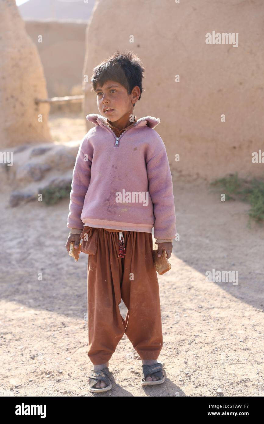 Un garçon réfugié afghan sans abri ayant besoin d'aide | un garçon réfugié afghan dans le besoin dans une situation difficile | un garçon réfugié afghan dans le besoin cherchant de l'aide. Banque D'Images