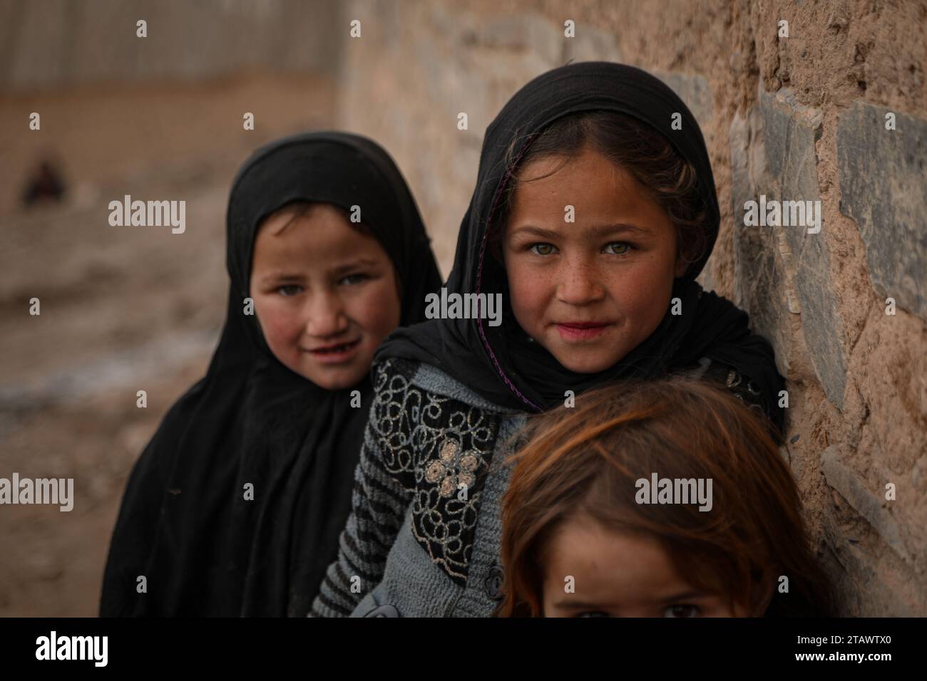 Enfants réfugiés nécessiteux dans une situation désespérée demande de l'aide | enfants réfugiés dans le besoin, à la recherche d'aide dans une situation difficile. Banque D'Images