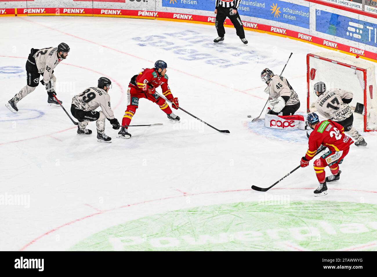 Eishockey DEL - Düsseldorfer EG vs Kölner Haie Am 03.12.2023 im PSD Bank Dome in Düsseldorf Save von Kölns Torhüter Tobias Ancicka (Nr.45) gegen Düsseldorfs Bernhard Ebner (Nr.67) Foto : osnapix Banque D'Images