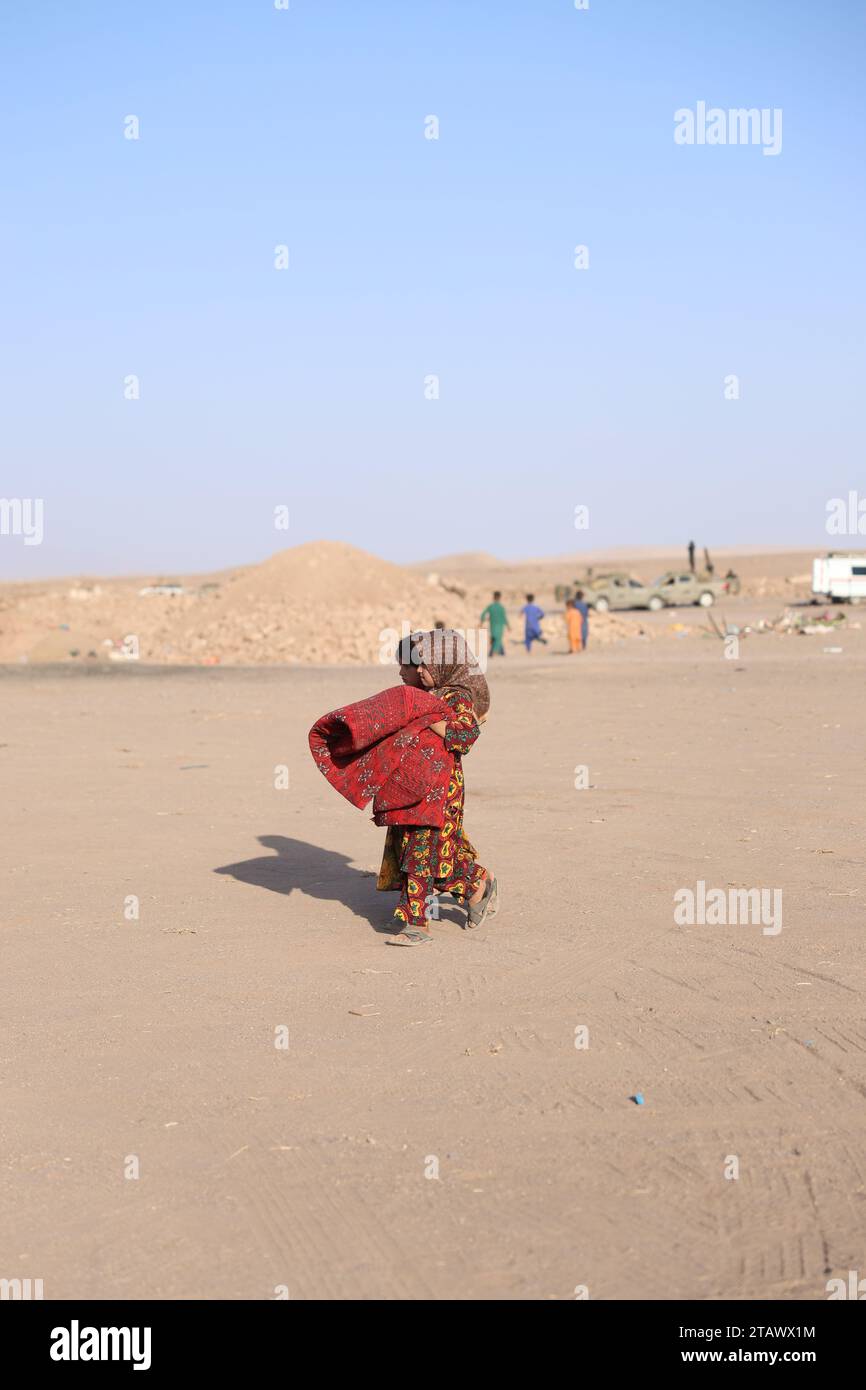 Enfants réfugiés nécessiteux dans une situation désespérée demande de l'aide | enfants réfugiés dans le besoin, à la recherche d'aide dans une situation difficile. Banque D'Images