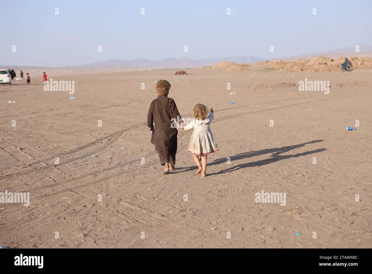 Enfants réfugiés nécessiteux dans une situation désespérée demande de l'aide | enfants réfugiés dans le besoin, à la recherche d'aide dans une situation difficile. Banque D'Images