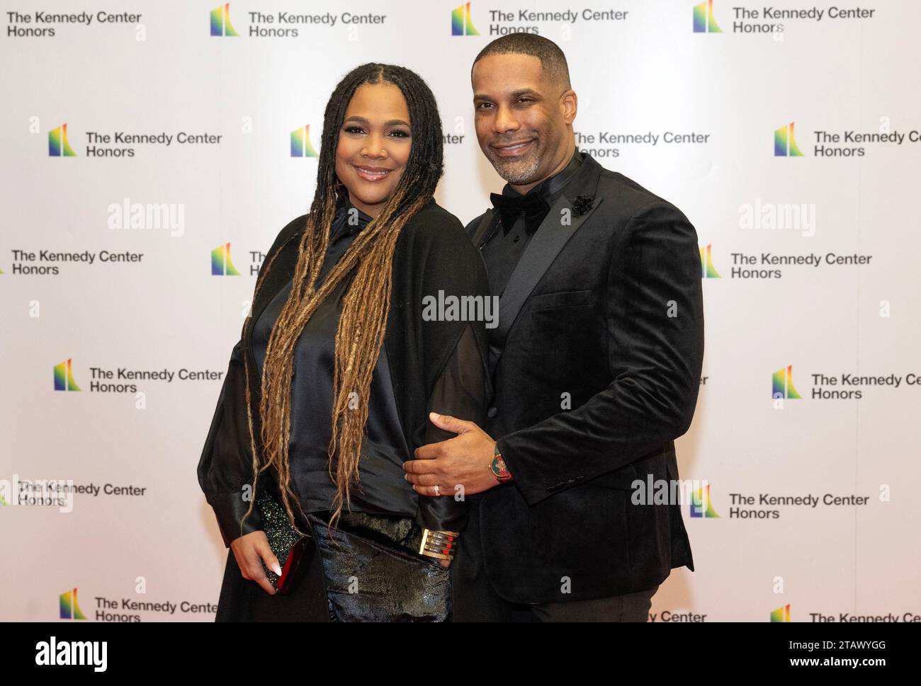 Monie Love et Rezell Simmons, à droite, arrivent pour la cérémonie du médaillon honorant les récipiendaires de la 46e cérémonie annuelle du Kennedy Center Honors au Département d'État à Washington, DC le samedi 2 décembre 2023. Les 2023 lauréats sont : l'acteur et comédien Billy Crystal, soprano renommée Renee Fleming, chanteuse-compositrice britannique, et membre des Bee Gees, Barry Gibb rappeur, chanteur et actrice Queen Latifah et chanteuse Dionne Warwick. Photo de Ron Sachs/UPI Banque D'Images