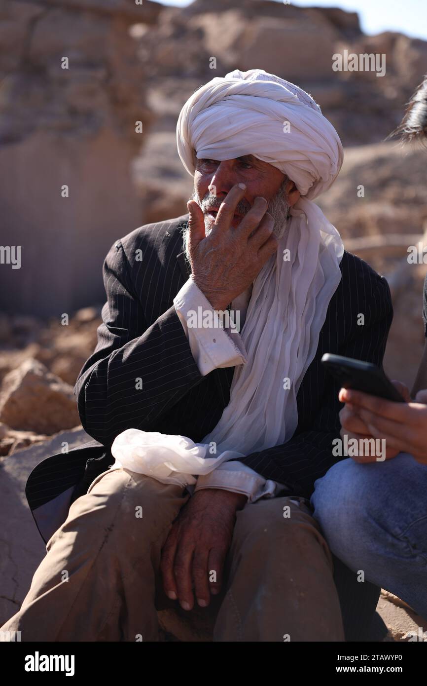 Un vieillard sans abri avec une barbe ayant besoin d'aide. Kaboul Afghanistan décembre 2023 Banque D'Images