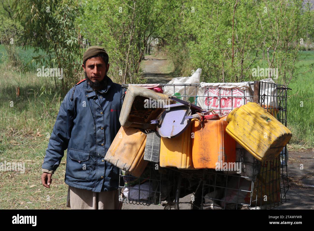 Un vieillard sans abri avec une barbe ayant besoin d'aide. Kaboul Afghanistan décembre 2023 Banque D'Images