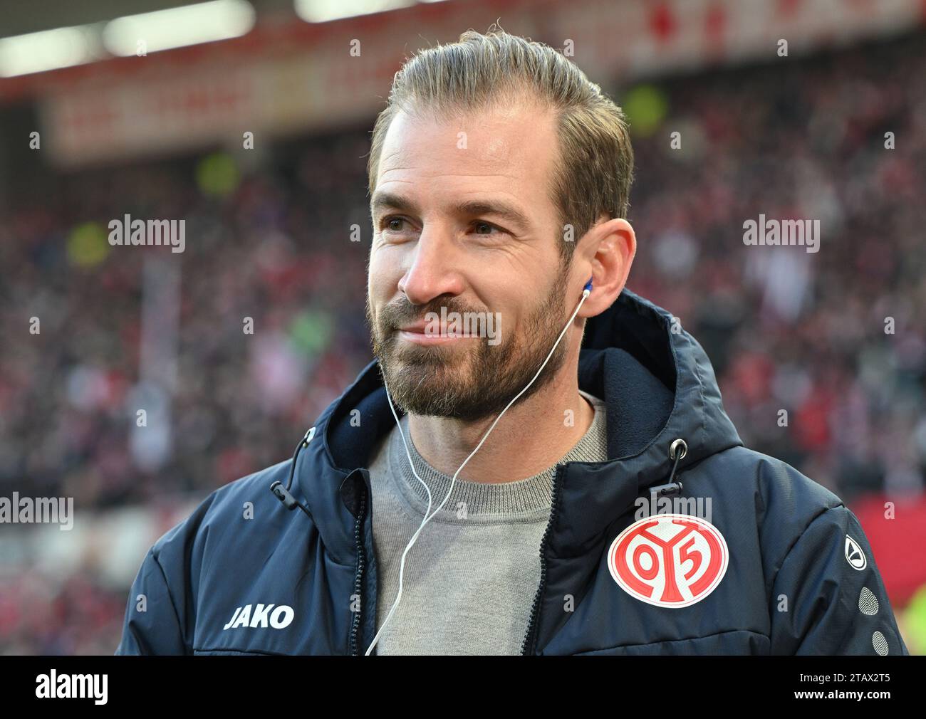 Mayence, Allemagne. 03 décembre 2023. Football : Bundesliga, FSV Mainz 05 - SC Freiburg, Journée 13, entraîneur de Mewa Arena Mainz Jan Siewert crédit : Torsten Silz/dpa - NOTE IMPORTANTE: conformément aux règlements de la Ligue allemande de football DFL et de la Fédération allemande de football DFB, il est interdit d'utiliser ou de faire utiliser des photographies prises dans le stade et/ou du match sous forme d'images séquentielles et/ou de séries de photos de type vidéo./dpa/Alamy Live News Banque D'Images