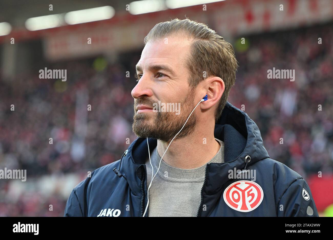 Mayence, Allemagne. 03 décembre 2023. Football : Bundesliga, FSV Mainz 05 - SC Freiburg, Journée 13, entraîneur de Mewa Arena Mainz Jan Siewert crédit : Torsten Silz/dpa - NOTE IMPORTANTE: conformément aux règlements de la Ligue allemande de football DFL et de la Fédération allemande de football DFB, il est interdit d'utiliser ou de faire utiliser des photographies prises dans le stade et/ou du match sous forme d'images séquentielles et/ou de séries de photos de type vidéo./dpa/Alamy Live News Banque D'Images