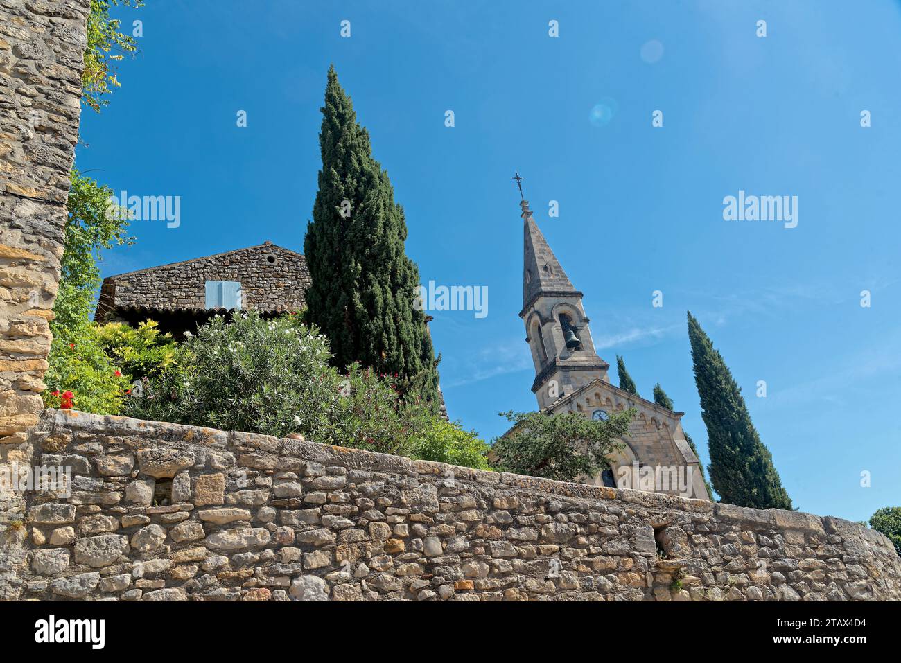 le village de la Roque sur Cèze et la cascade du sautadet dans le Gard par un beau matin isolé du mois d’août Banque D'Images